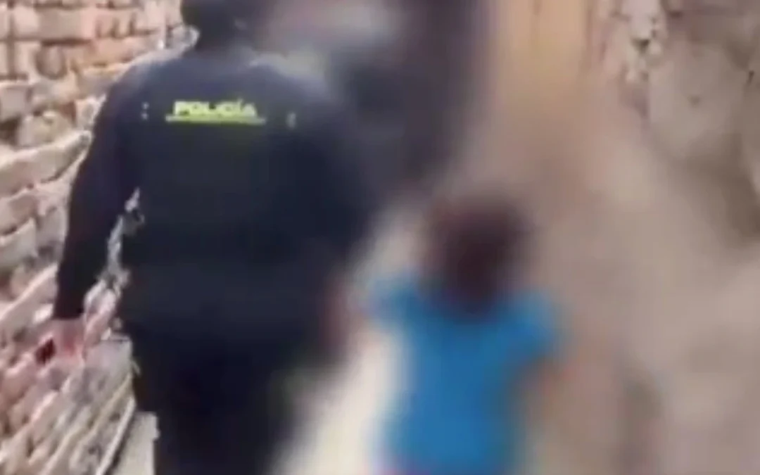 La Policía de Bogotá rescata a dos niñas emberá abandonadas en una vivienda de la localidad de Los Mártires - Foto: Captura de video