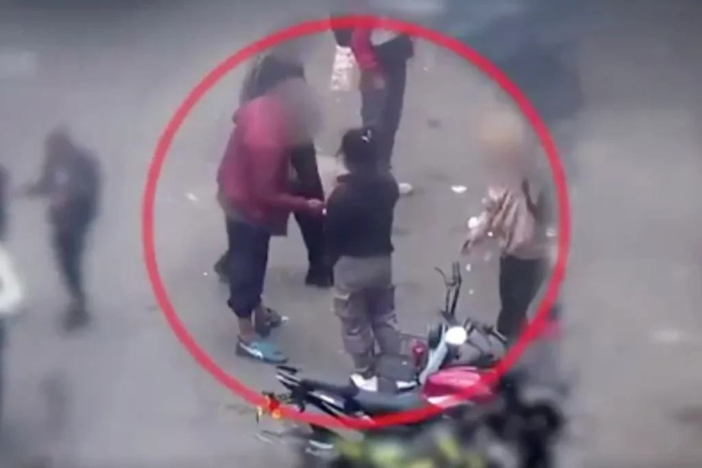 Golpe al microtráfico en el centro de Bogotá: la Policía Metropolitana captura a una mujer gracias al monitoreo en tiempo real del CAD - Foto: Captura de video