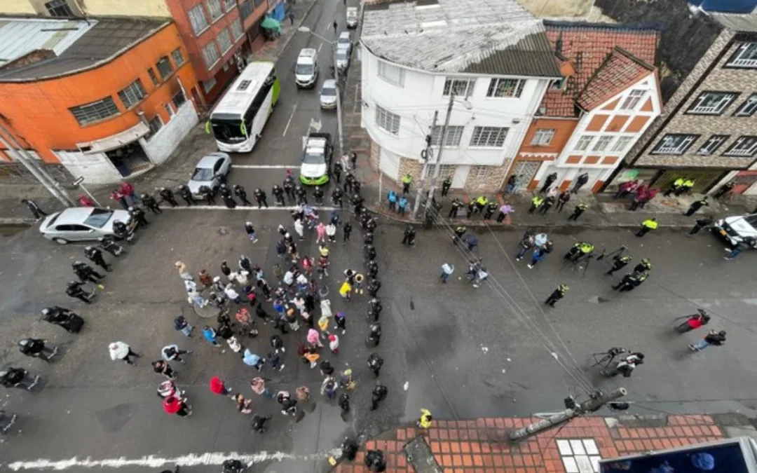 Tras el atentado con granada en el barrio Santa Fe, la Policía de Bogotá despliega a 1.200 uniformados en un megaoperativo contra "pagadiarios" y bandas criminales como el Tren de Aragua - Foto: Cortesía