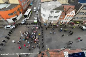Tras el atentado con granada en el barrio Santa Fe, la Policía de Bogotá despliega a 1.200 uniformados en un megaoperativo contra "pagadiarios" y bandas criminales como el Tren de Aragua - Foto: Cortesía