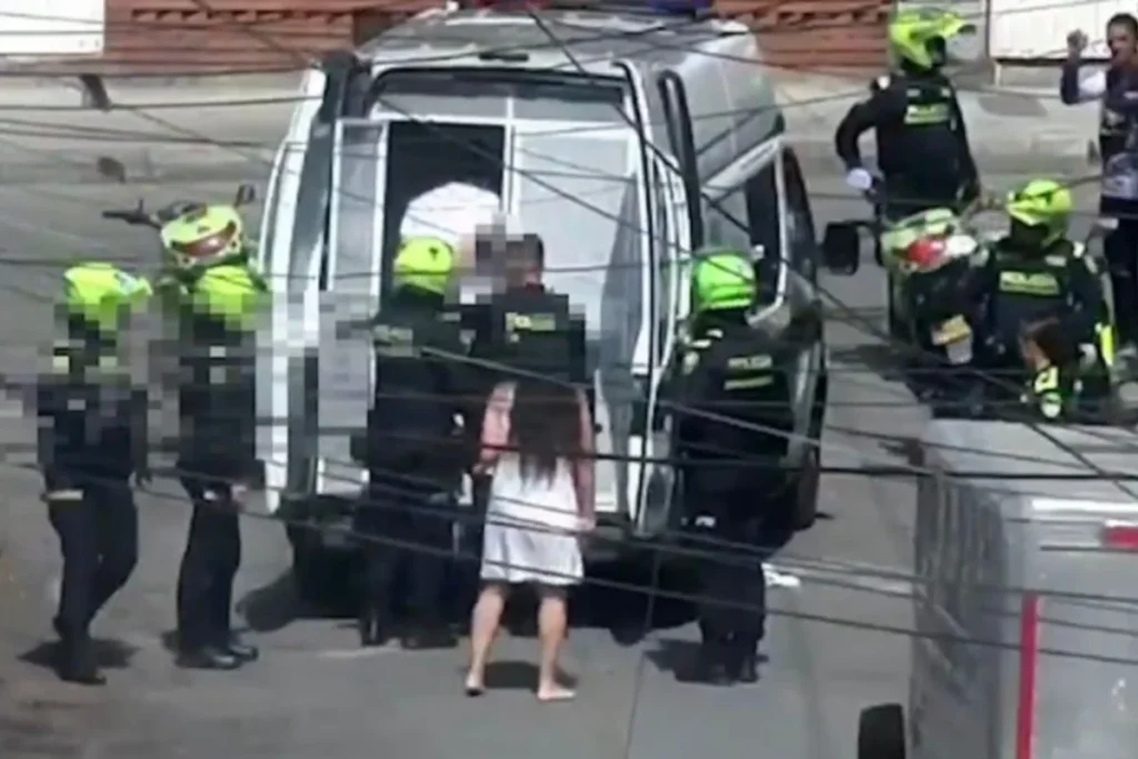 Lo que comenzó como un caso de violencia intrafamiliar en la localidad de Fontibón terminó con la captura de una mujer buscada por extorsión - Foto: Captura de video