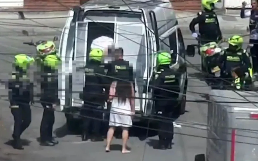 Lo que comenzó como un caso de violencia intrafamiliar en la localidad de Fontibón terminó con la captura de una mujer buscada por extorsión - Foto: Captura de video