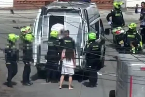 Lo que comenzó como un caso de violencia intrafamiliar en la localidad de Fontibón terminó con la captura de una mujer buscada por extorsión - Foto: Captura de video