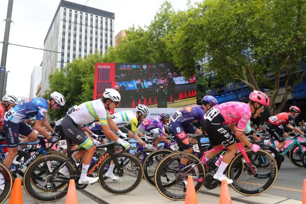 El Tour Down Under 2026 arranca este martes en Australia. Jhonatan Narváez (UAE) defiende título ante rivales de la talla de Yates, Buitrago y el debutante equipo de Andrés Iniesta - Foto: Redes sociales