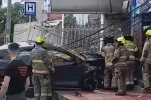 Tragedia en Bogotá: Una mujer de 60 años murió tras ser arrollada por una camioneta en Teusaquillo. El vehículo, que habría omitido un semáforo, dejó también un motociclista herido - Foto: Captura de video