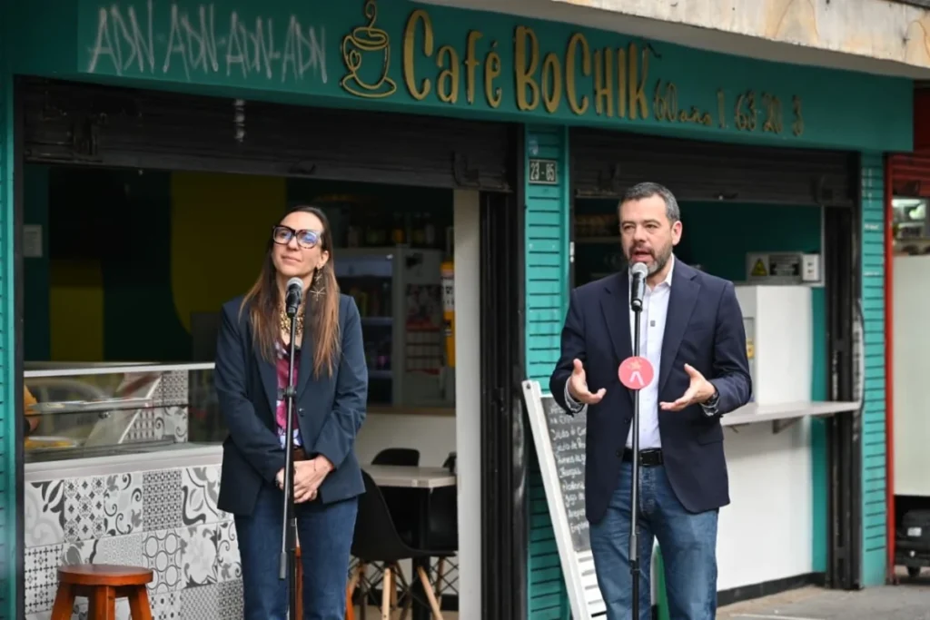 Ante el alza del 23% en el salario mínimo para 2026, la Alcaldía de Bogotá lanza ‘Salvavidas al Empleo' - Foto: @Bogota