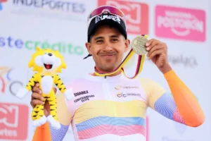 Brandon Rivera se corona campeón nacional de contrarreloj 2026 en Zipaquirá, superando a figuras como Daniel Martínez y Egan Bernal - Foto: @fedeciclismocol