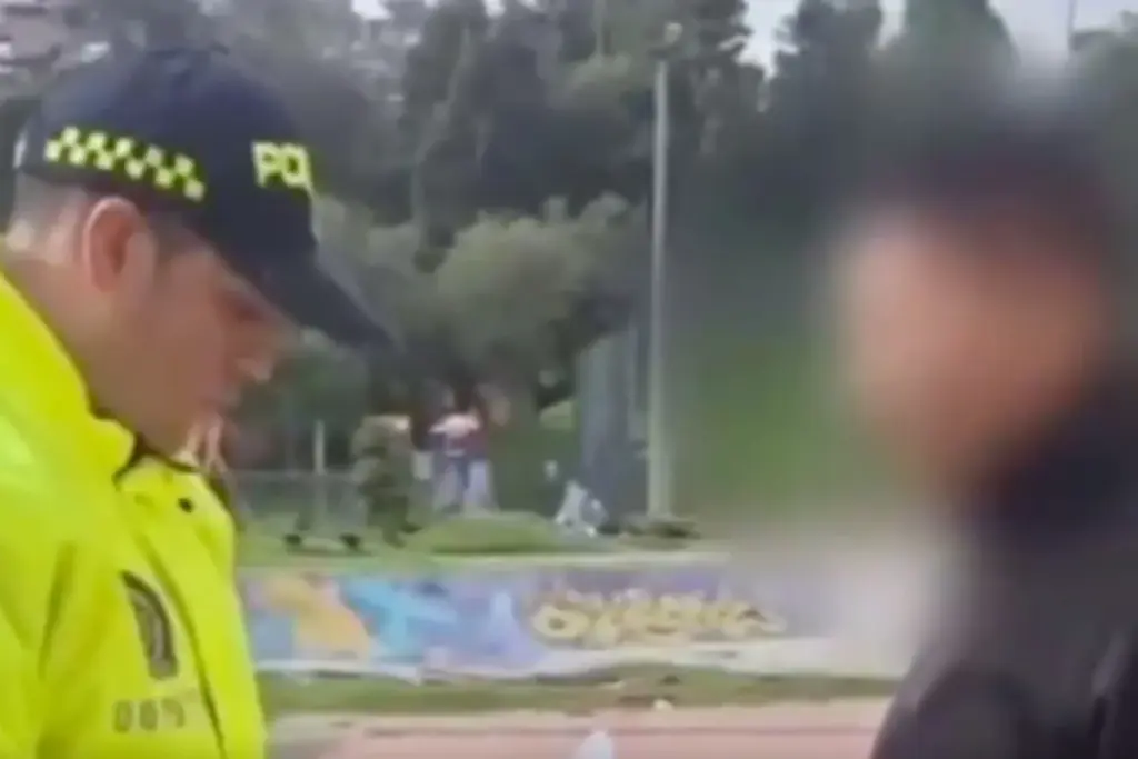 La Policía de Bogotá capturó a un hombre de 55 años acusado de abusar sistemáticamente de una menor durante tres años - Foto: Captura de video