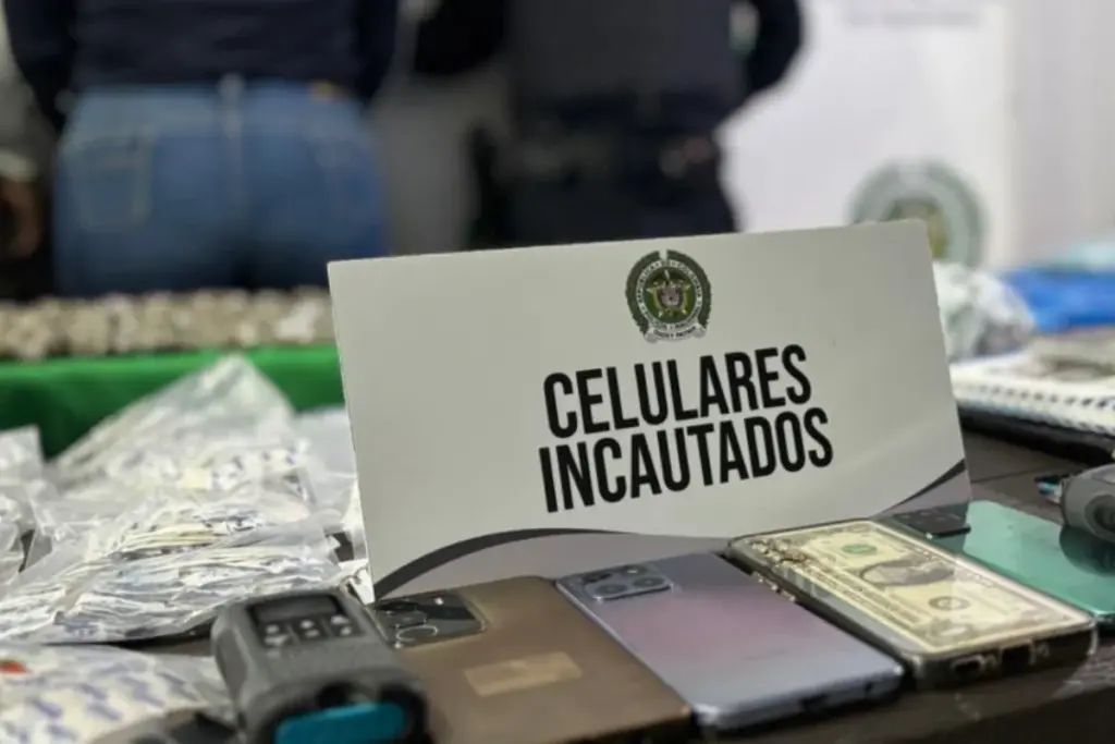 Golpe al microtráfico en la localidad de Antonio Nariño: La Policía de Bogotá capturó a dos presuntos integrantes de la banda 'Los Jokers' con armas y miles de dosis de droga - Foto: Cortesía