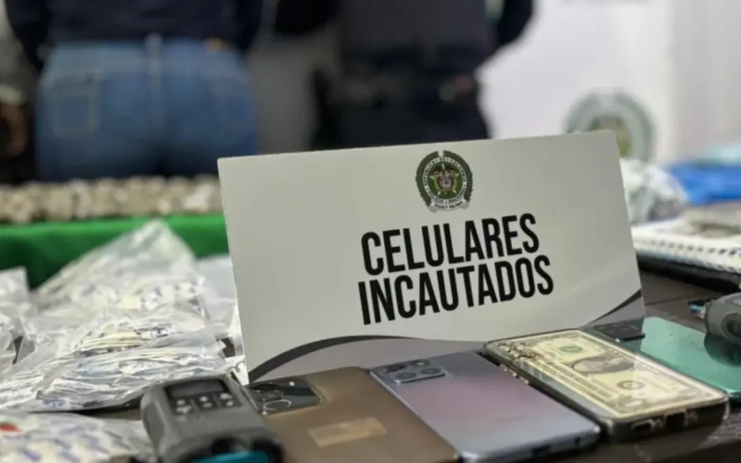 Golpe al microtráfico en la localidad de Antonio Nariño: La Policía de Bogotá capturó a dos presuntos integrantes de la banda 'Los Jokers' con armas y miles de dosis de droga - Foto: Cortesía