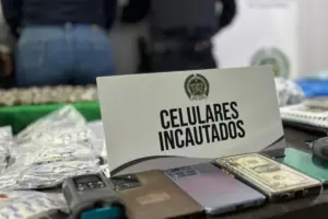 Golpe al microtráfico en la localidad de Antonio Nariño: La Policía de Bogotá capturó a dos presuntos integrantes de la banda 'Los Jokers' con armas y miles de dosis de droga - Foto: Cortesía