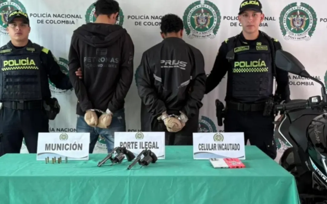 Tras una persecución de película en Kennedy, la Policía de Bogotá capturó a dos sicarios que huían en moto tras asesinar a un ciudadano - Foto: @PoliciaBogota