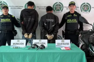 Tras una persecución de película en Kennedy, la Policía de Bogotá capturó a dos sicarios que huían en moto tras asesinar a un ciudadano - Foto: @PoliciaBogota