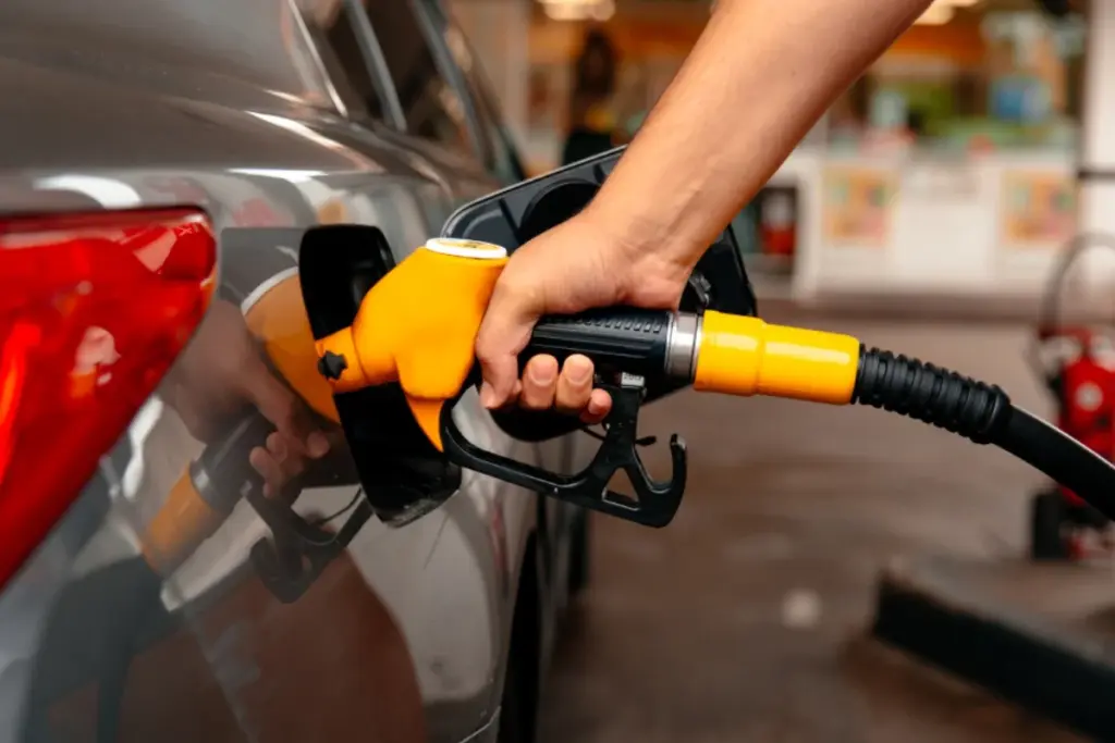 El Ministerio de Hacienda confirma una nueva reducción de $500 en el precio de la gasolina en Colombia a partir del 1 de marzo de 2026 - Foto: Redes sociales