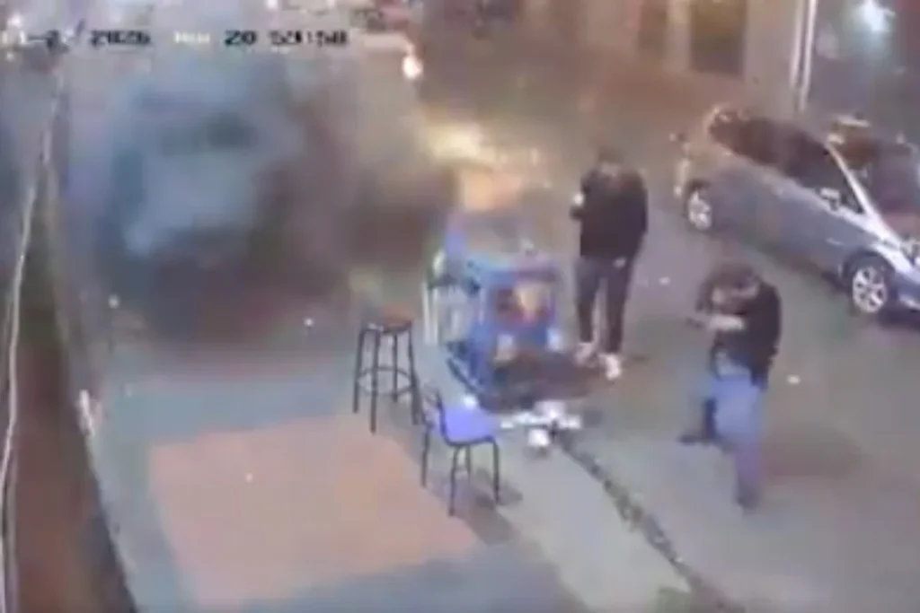 Nuevos videos de seguridad revelan el momento exacto del ataque con granada en el barrio Santa Fe, Bogotá. El atentado deja un muerto y 13 heridos. Las autoridades investigan nexos con extorsiones y el Tren de Aragua - Foto: Captura de video