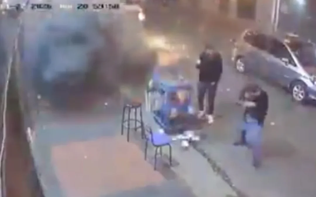 Nuevos videos de seguridad revelan el momento exacto del ataque con granada en el barrio Santa Fe, Bogotá. El atentado deja un muerto y 13 heridos. Las autoridades investigan nexos con extorsiones y el Tren de Aragua - Foto: Captura de video