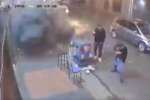 Nuevos videos de seguridad revelan el momento exacto del ataque con granada en el barrio Santa Fe, Bogotá. El atentado deja un muerto y 13 heridos. Las autoridades investigan nexos con extorsiones y el Tren de Aragua - Foto: Captura de video