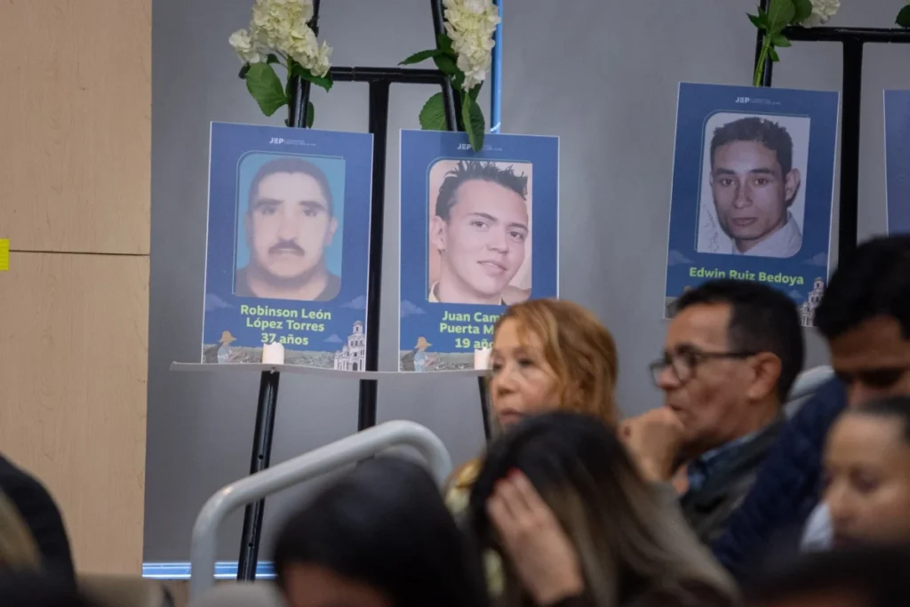 En un histórico acto en Medellín, 85 militares reconocieron su responsabilidad ante la JEP por ejecuciones extrajudiciales en Antioquia - Foto: @JEP_Colombia