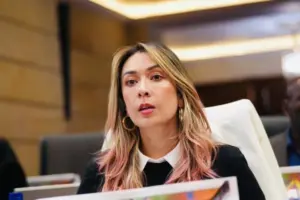 La representante Katherine Miranda denuncia un presunto "clan familiar" del ministro de Salud, Guillermo Alfonso Jaramillo, beneficiado con más de $3.000 millones en contratos estatales - Foto: @KatheMirandaP