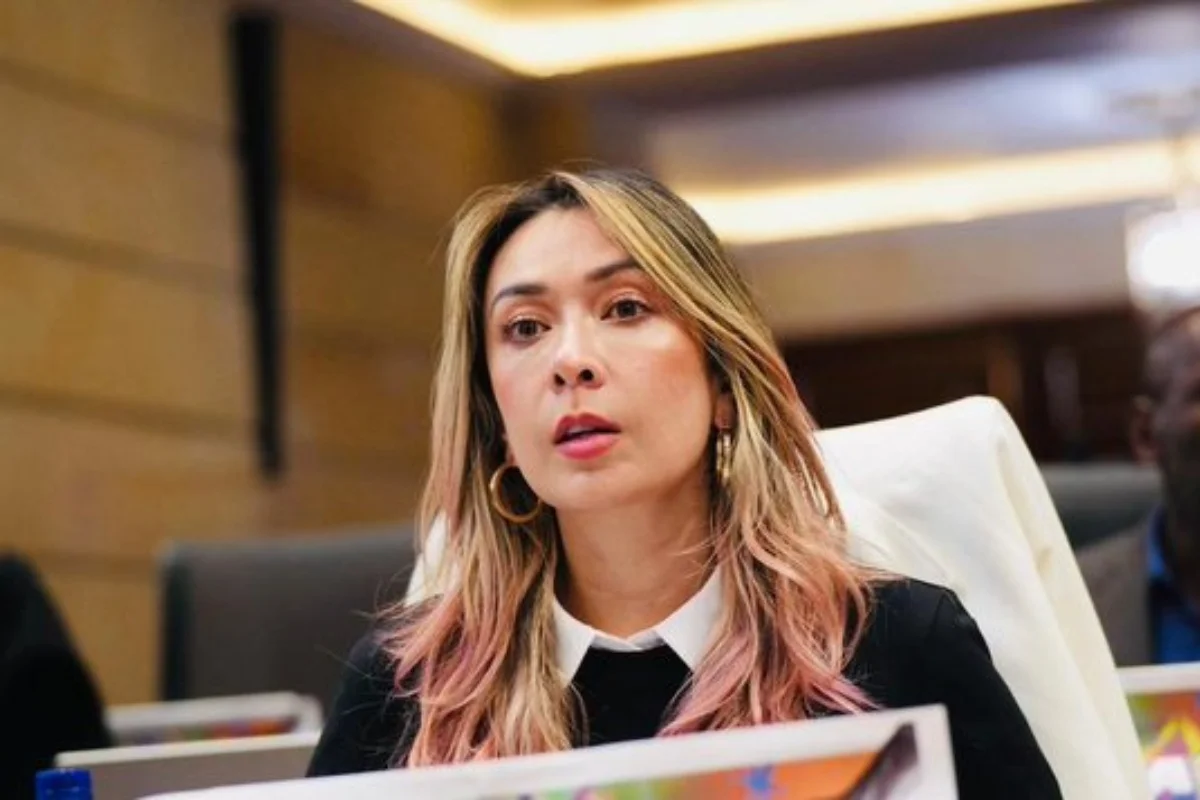 Katherine Miranda denunció que familia del ministro de Salud recibió más de  $ 3.000 millones en contratos -