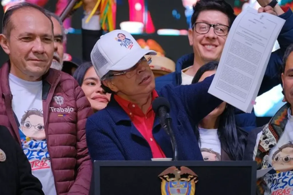 El presidente Gustavo Petro firma el Decreto 0159 de 2026 para blindar el salario mínimo de $2 millones tras el freno del Consejo de Estado - Foto: @infopresidencia