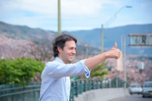 Daniel Quintero oficializa su candidatura presidencial ante la Registraduría tras el aval del CNE - Foto: Redes sociales