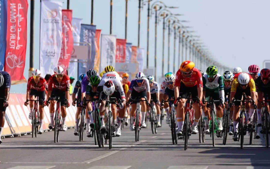 El Tour de Omán 2026 se define en la montaña. Erlend Blikra gana la cuarta etapa, mientras Juan Sebastián Molano sube al podio - Foto: @TeamEmiratesUAE