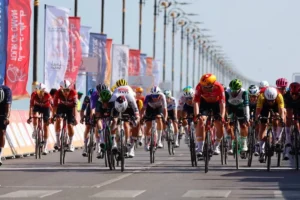 El Tour de Omán 2026 se define en la montaña. Erlend Blikra gana la cuarta etapa, mientras Juan Sebastián Molano sube al podio - Foto: @TeamEmiratesUAE