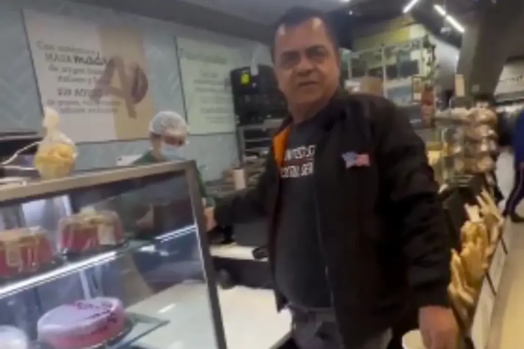 Indignación en Bogotá por un video de acoso en un Carulla de Chapinero. Un hombre increpó a una mujer por su vestimenta de gimnasio - Foto: Captura de video