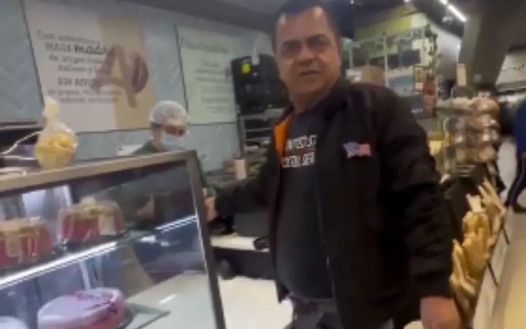 Indignación en Bogotá por un video de acoso en un Carulla de Chapinero. Un hombre increpó a una mujer por su vestimenta de gimnasio - Foto: Captura de video