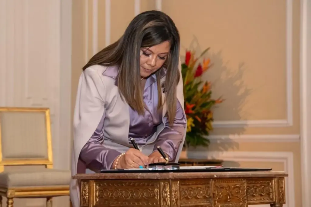 La Fiscal General, Luz Adriana Camargo, anuncia pruebas técnicas que vinculan a alias 'Calarcá' con el asesinato de un líder social - Foto: @FiscaliaCol