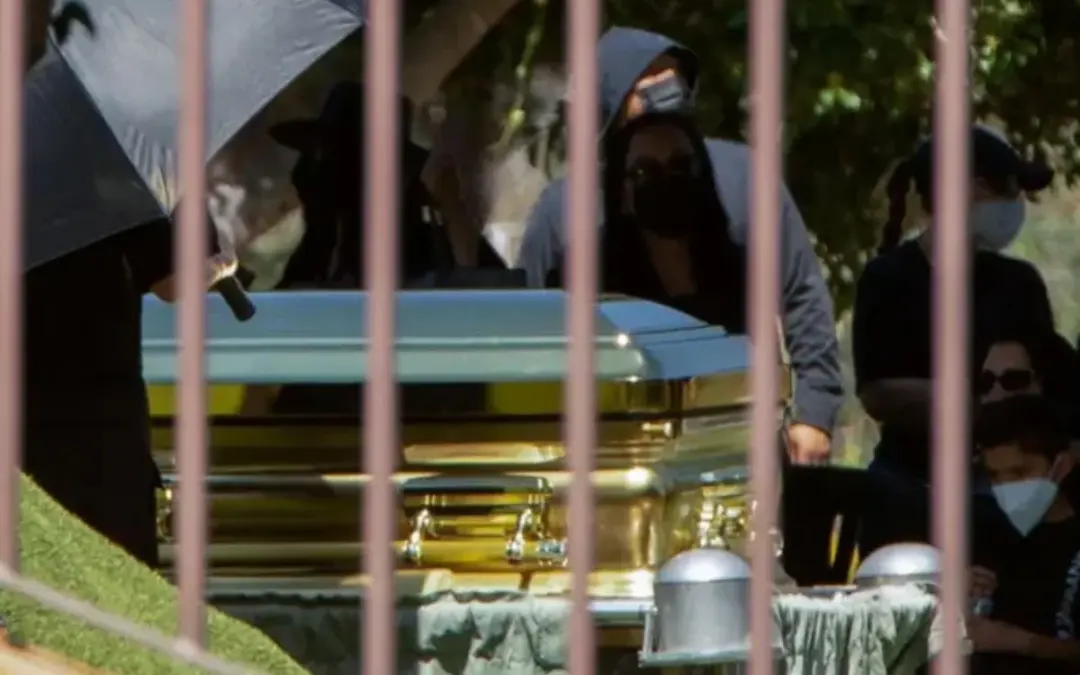 Bajo máxima seguridad y música de narcocorridos, entierran a alias 'El Mencho' en un ataúd dorado tras su muerte en enfrentamiento - Foto: Redes sociales