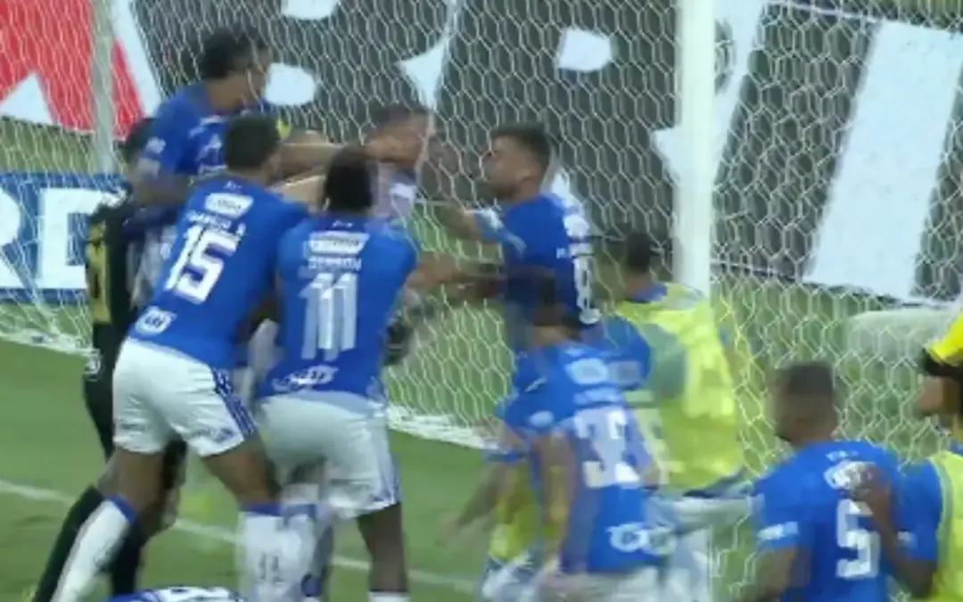 Escándalo en Brasil: La final del Campeonato Mineiro 2026 entre Cruzeiro y Atlético Mineiro termina en batalla campal con 23 expulsados, incluido el colombiano Mateo Cassierra - Foto: Captura de video