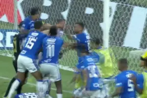 Escándalo en Brasil: La final del Campeonato Mineiro 2026 entre Cruzeiro y Atlético Mineiro termina en batalla campal con 23 expulsados, incluido el colombiano Mateo Cassierra - Foto: Captura de video