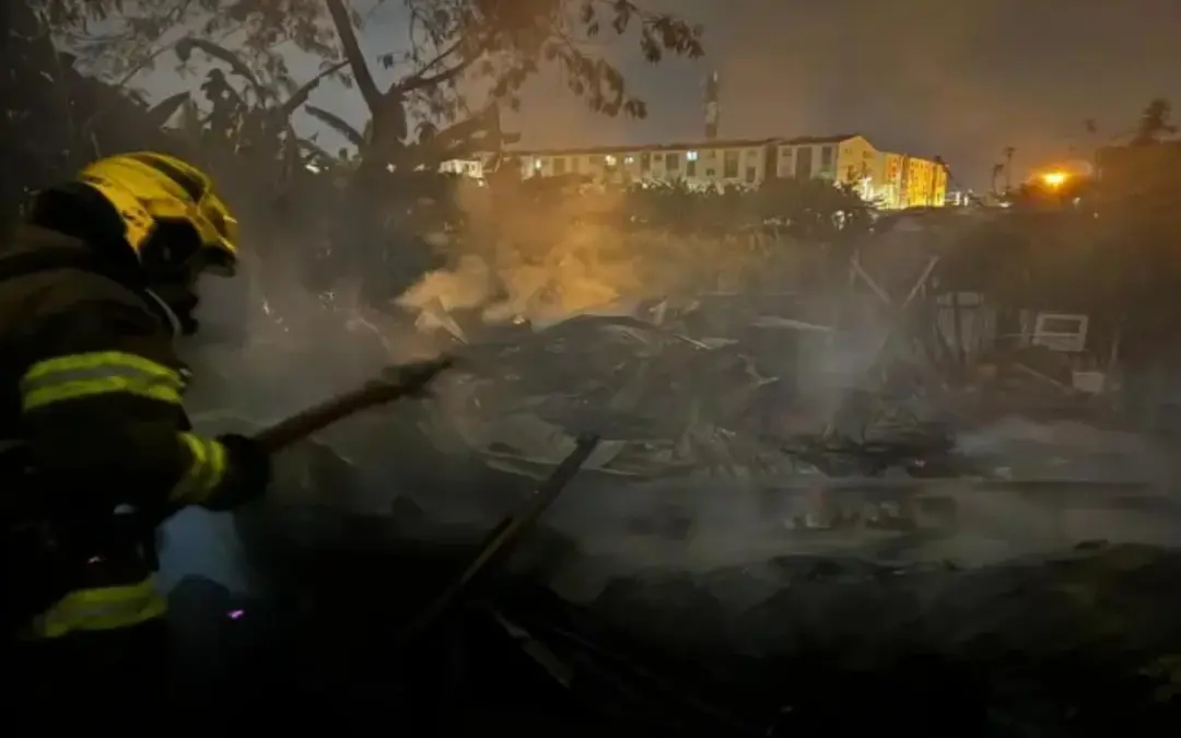 Un pavoroso incendio en el asentamiento Nueva Esperanza, barrio Los Lagos (Cali), deja más de 180 damnificados y 40 viviendas destruidas - Foto: Cortesía