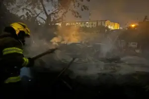 Un pavoroso incendio en el asentamiento Nueva Esperanza, barrio Los Lagos (Cali), deja más de 180 damnificados y 40 viviendas destruidas - Foto: Cortesía