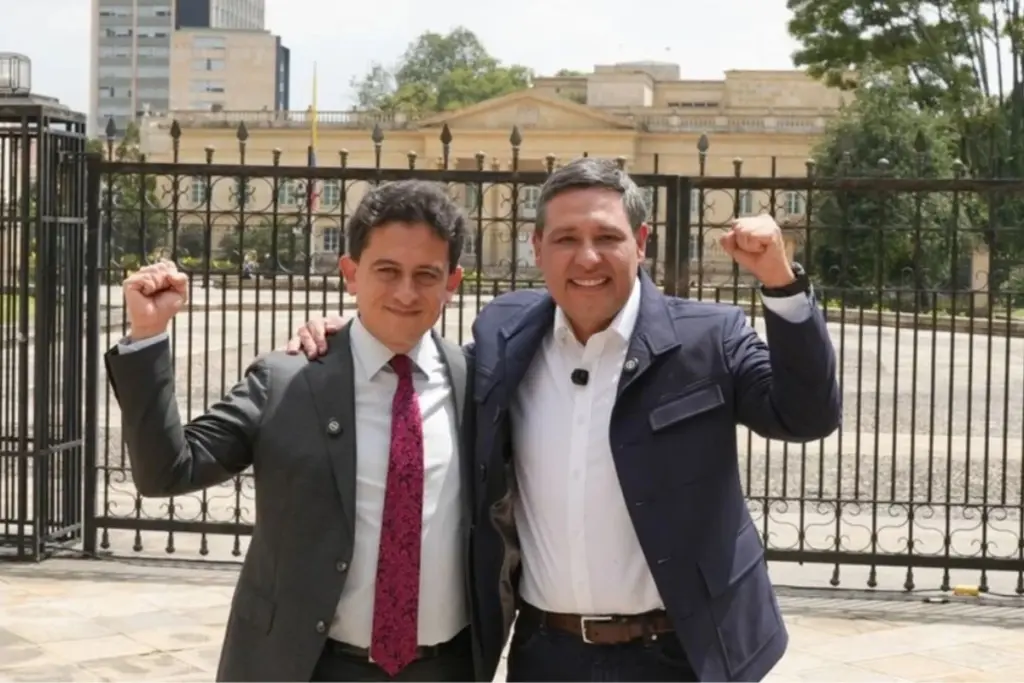 Mauricio Lizcano confirma que Luis Carlos Reyes no será su fórmula vicepresidencial. El exministro prioriza la salud de su esposa en un embarazo de alto riesgo - Foto: Redes sociales