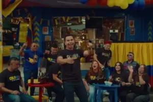 Diez estrellas de la música popular, incluidos Pipe Bueno y Paola Jara, lanzan "Te Quiero Ver Campeón", el nuevo himno de la Selección Colombia para el Mundial 2026 - Foto: Captura de video