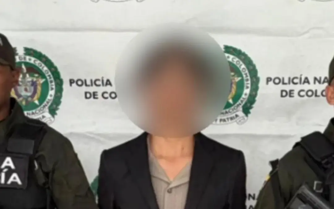La Policía Nacional y el GAULA capturaron a alias ‘El Apóstol’, responsable de extorsiones millonarias y ataques con granadas en Bogotá - Foto: @PoliciaBogota
