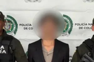 La Policía Nacional y el GAULA capturaron a alias ‘El Apóstol’, responsable de extorsiones millonarias y ataques con granadas en Bogotá - Foto: @PoliciaBogota