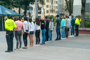 Golpe al microtráfico en el centro de Bogotá: La Policía desarticula a "Los Cats", red que instrumentalizaba menores y ocultaba droga en el Parque Santander - Foto: @SeguridadBOG
