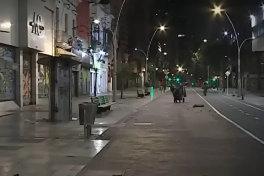 Un violento ataque grupal en la carrera Séptima con calle 20, Bogotá, deja un hombre muerto. La Policía Metropolitana busca a seis sospechosos extranjeros - Foto: Captura de video
