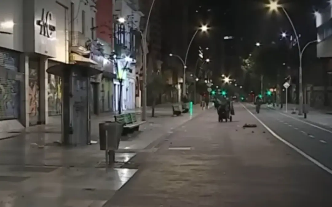 Un violento ataque grupal en la carrera Séptima con calle 20, Bogotá, deja un hombre muerto. La Policía Metropolitana busca a seis sospechosos extranjeros - Foto: Captura de video
