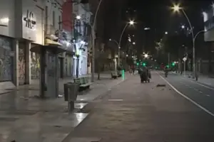 Un violento ataque grupal en la carrera Séptima con calle 20, Bogotá, deja un hombre muerto. La Policía Metropolitana busca a seis sospechosos extranjeros - Foto: Captura de video