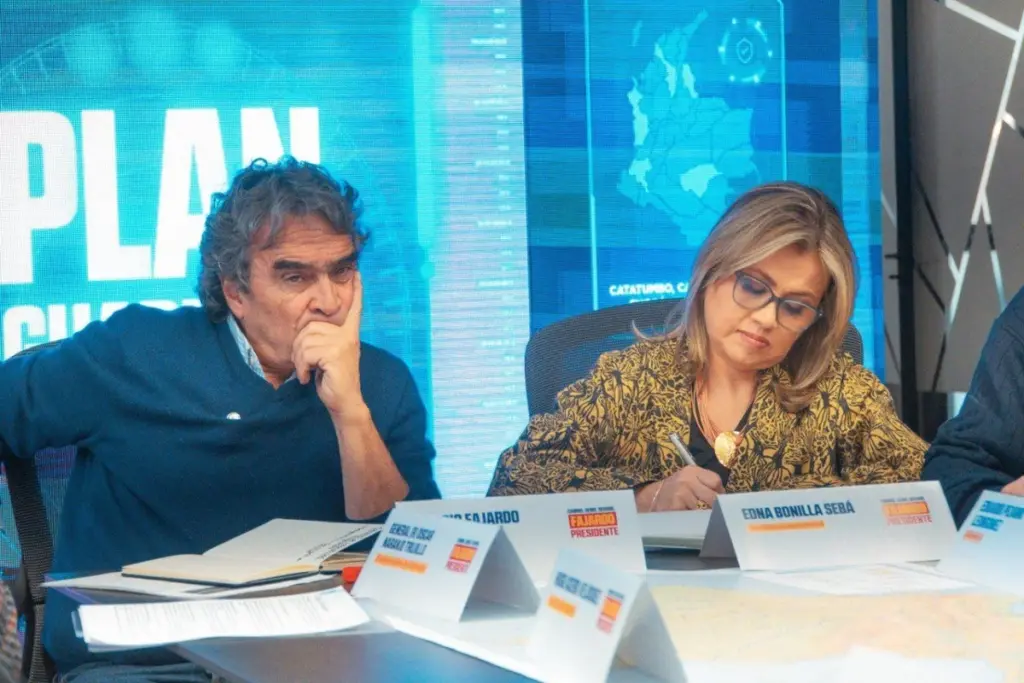 Sergio Fajardo desmiente rumores sobre su renuncia a la presidencia. El candidato confirma que sigue en la contienda, presenta a su equipo de gobierno y se prepara para el sorteo del tarjetón electoral - Foto: Cortesía
