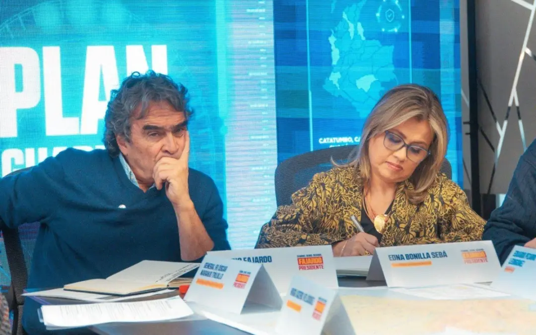 Sergio Fajardo desmiente rumores sobre su renuncia a la presidencia. El candidato confirma que sigue en la contienda, presenta a su equipo de gobierno y se prepara para el sorteo del tarjetón electoral - Foto: Cortesía