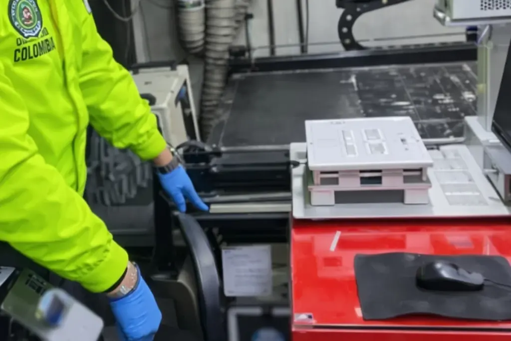 Histórico golpe al contrabando tecnológico en Bogotá: Policía, DIAN y Fiscalía incautan más de 25,000 insumos falsificados valorados en 2.7 millones de dólares - Foto: Cortesía