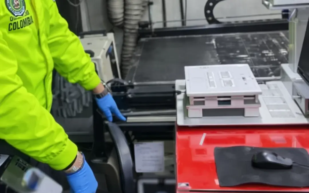 Histórico golpe al contrabando tecnológico en Bogotá: Policía, DIAN y Fiscalía incautan más de 25,000 insumos falsificados valorados en 2.7 millones de dólares - Foto: Cortesía