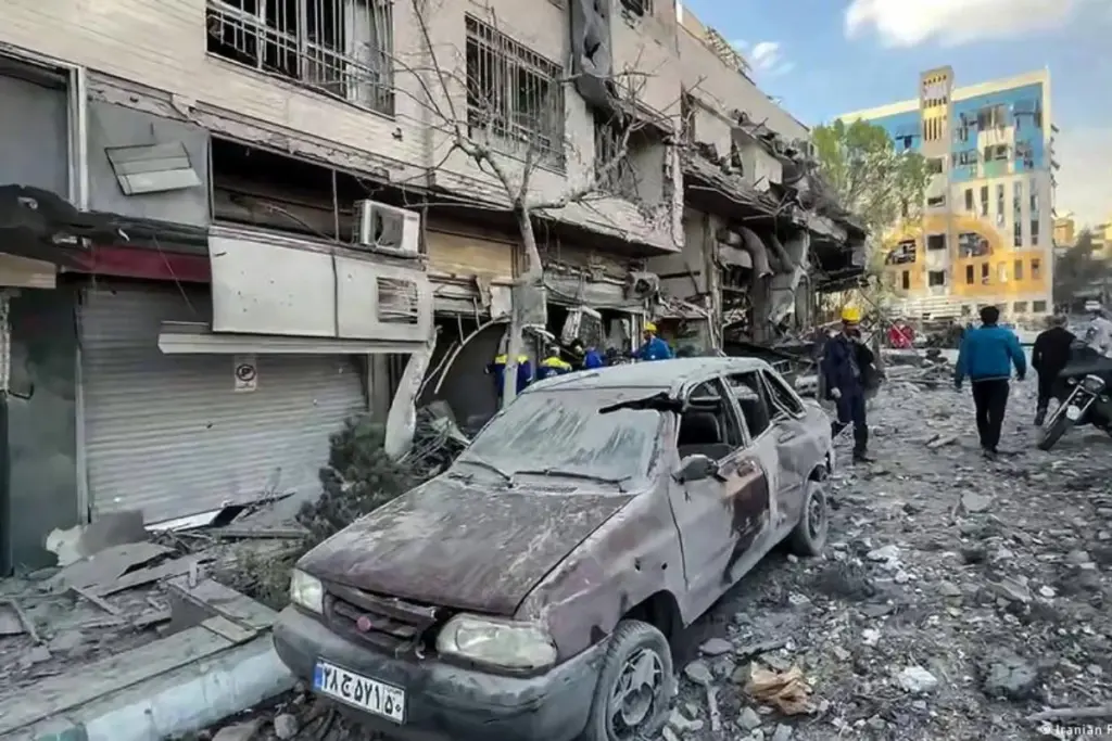 Israel bombardea tres aeropuertos estratégicos en Irán y la sede de la Asamblea de Expertos en Qom. El ataque ocurre tras la muerte del ayatolá Alí Jameneí - Foto: Redes sociales