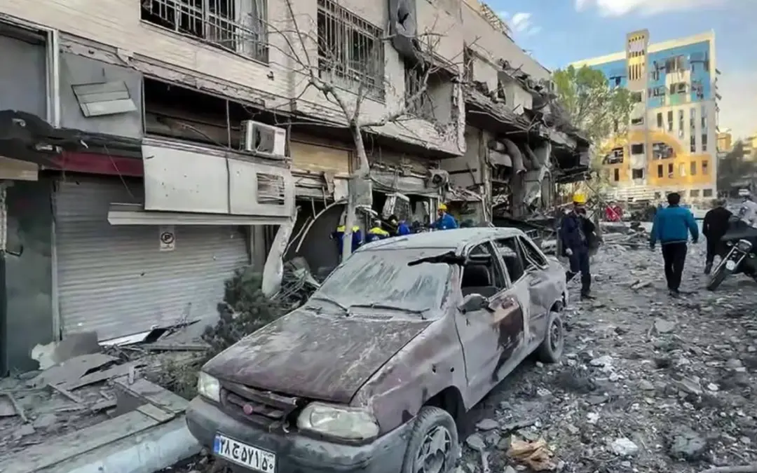 Israel bombardea tres aeropuertos estratégicos en Irán y la sede de la Asamblea de Expertos en Qom. El ataque ocurre tras la muerte del ayatolá Alí Jameneí - Foto: Redes sociales